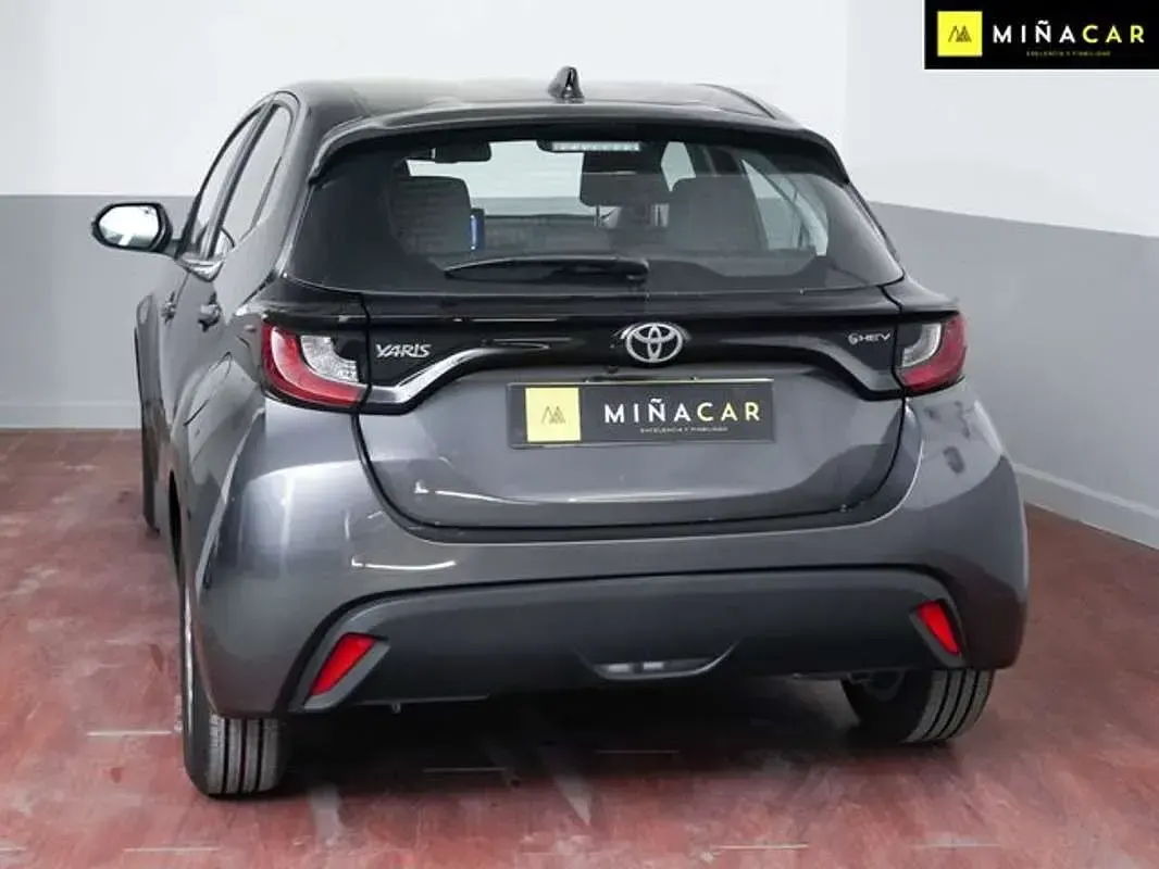 Usado Toyota Yaris Business Edition 116 CV (85 kW) 2025 Gris Utilitario