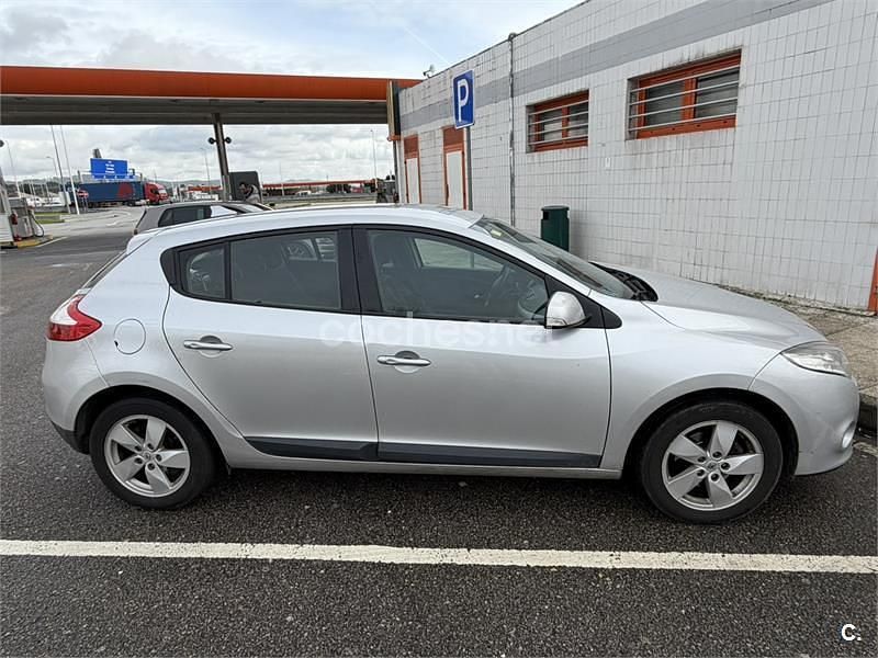 Usado Renault Mégane Dynamique 110 CV (80 kW) 2011 Gris / plata Berlina
