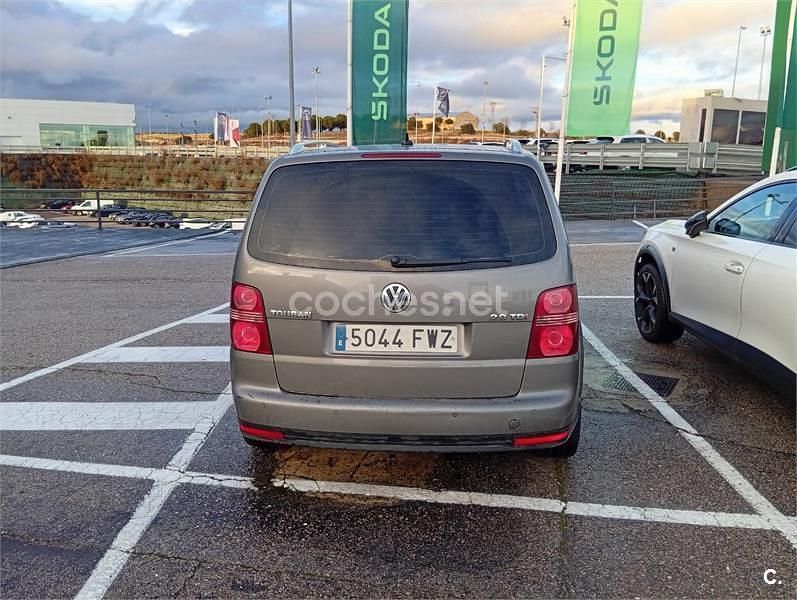 Usado VW Touran 170 CV (125 kW) 2007 Gris / plata Monovolumen