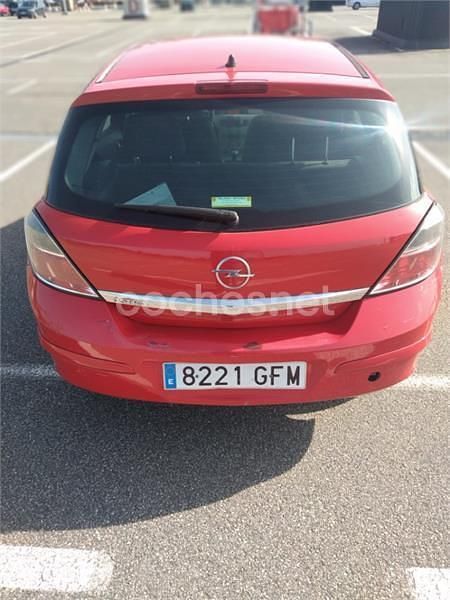 Usado Opel Astra Essentia 90 CV (66 kW) 2008 Rojo Berlina