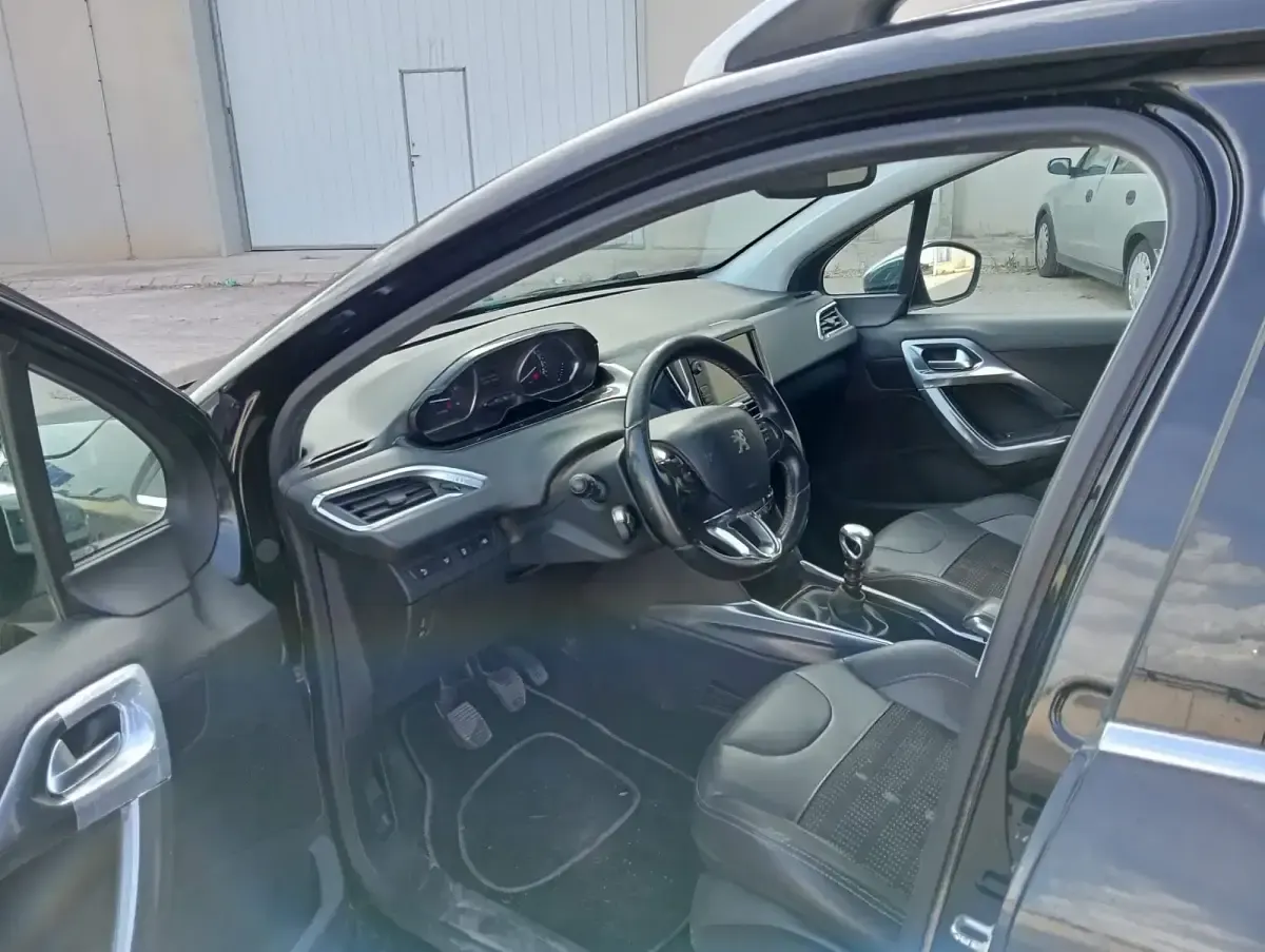 Usado Peugeot 2008 Allure 115 CV (84 kW) 2015 Negro SUV