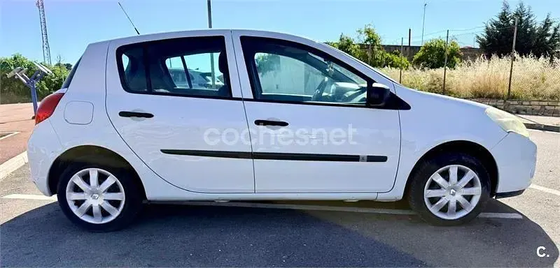 Usado Renault Clio IV Authentique 75 CV (55 kW) 2013 Blanco Berlina