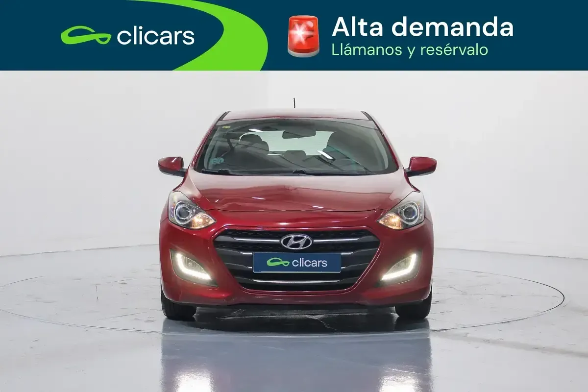 Usado Hyundai i30 90 CV (66 kW) 2016 Rojo Berlina