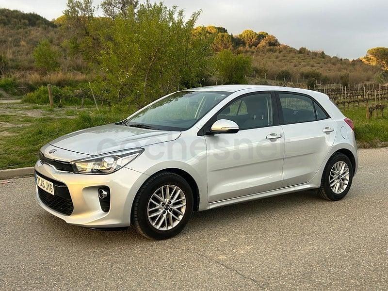 Usado Kia Rio 84 CV (61 kW) 2017 Gris / plata Berlina