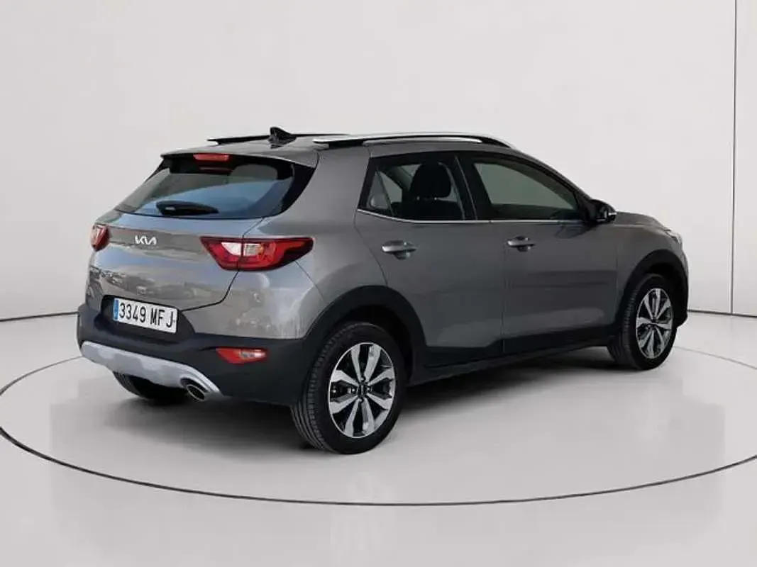 Usado Kia Stonic 120 CV (88 kW) 2023 Verde SUV