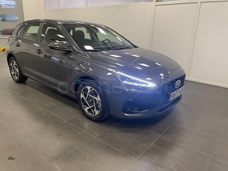 Nuevo Hyundai i30 100 CV (73 kW) 2025 Gris / plata Berlina