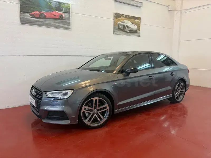 Usado Audi A3 150 CV (110 kW) 2018 Gris / plata Berlina