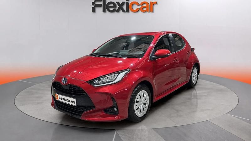 Usado Toyota Yaris Hybrid Active 116 CV (85 kW) 2023 Rojo Utilitario