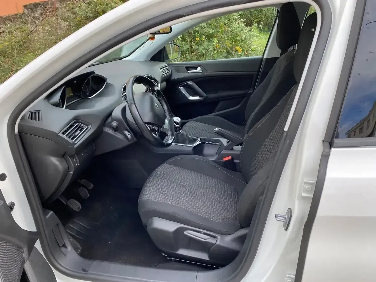 Usado Peugeot 308 Business-Line 130 CV (95 kW) 2018 Blanco Berlina