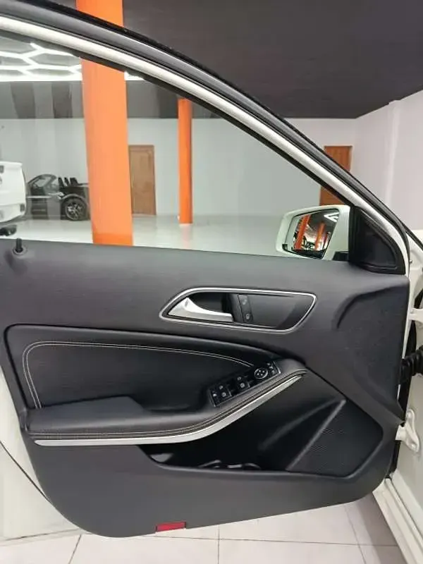 Usado Mercedes A180 AMG 109 CV (80 kW) 2013 Blanco Utilitario