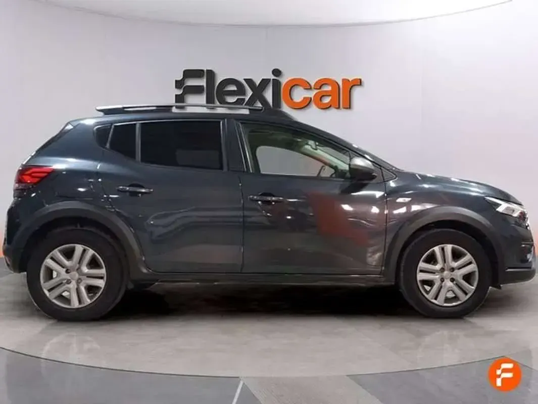 Usado Dacia Sandero Essentiel 91 CV (66 kW) 2023 Gris Utilitario