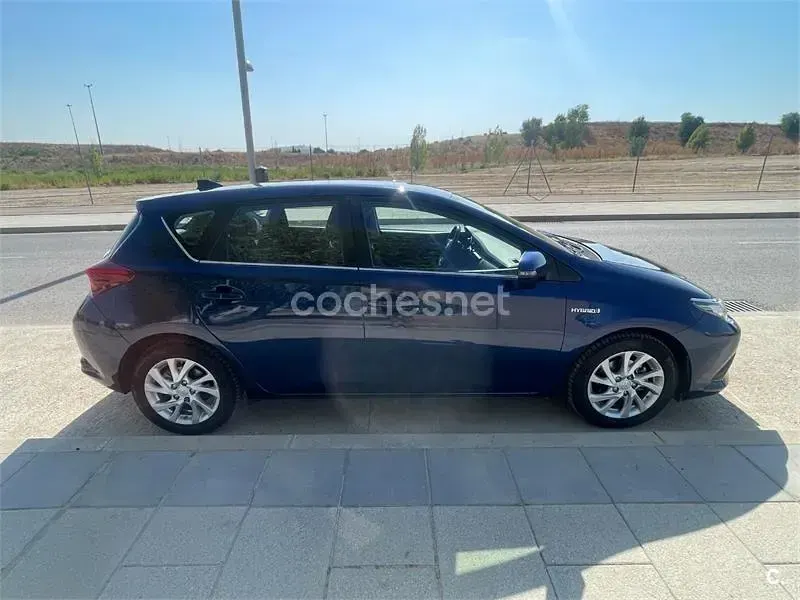 Usado Toyota Auris Hybrid Business Edition 136 CV (100 kW) 2018 Azul Berlina