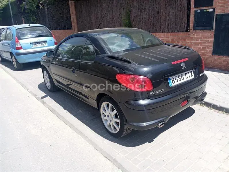Usado Peugeot 206 CC 138 CV (101 kW) 2004 Negro Descapotable