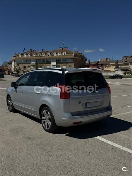 Usado Peugeot 5008 112 CV (82 kW) 2012 Gris / plata Monovolumen