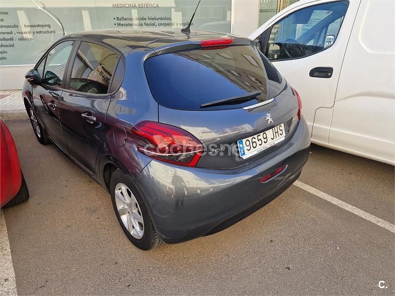 Usado Peugeot 208 Active 82 CV (60 kW) 2015 Gris / plata Utilitario