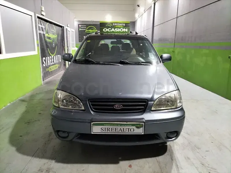 Usado Kia Carens 110 CV (80 kW) 2002 Gris / plata Monovolumen