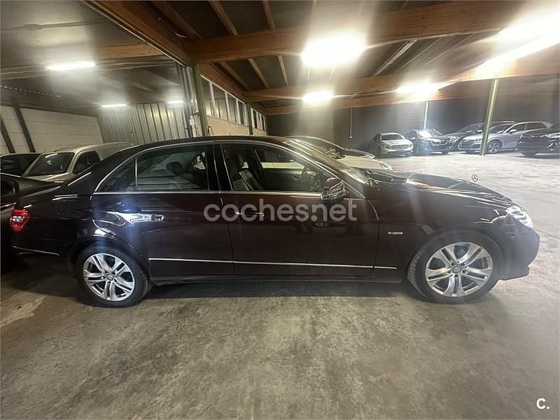 Usado Mercedes E200 Avantgarde 136 CV (100 kW) 2010 Granate Berlina