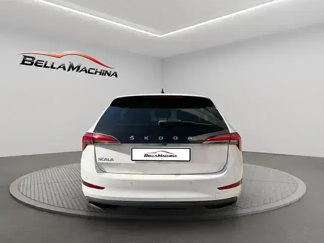 Usado Skoda Scala 115 CV (84 kW) 2021 Blanco Utilitario