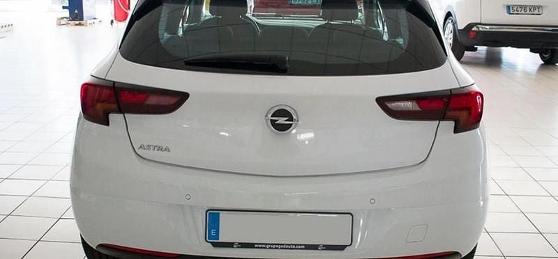 Usado Opel Astra 105 CV (77 kW) 2019 Blanco Berlina