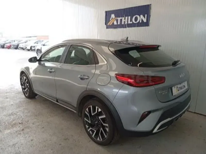 Usado Kia XCeed 136 CV (100 kW) 2024 Gris / plata SUV