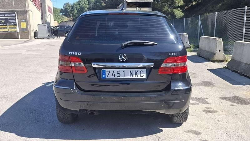 Usado Mercedes B180 109 CV (80 kW) 2011 Negro Monovolumen