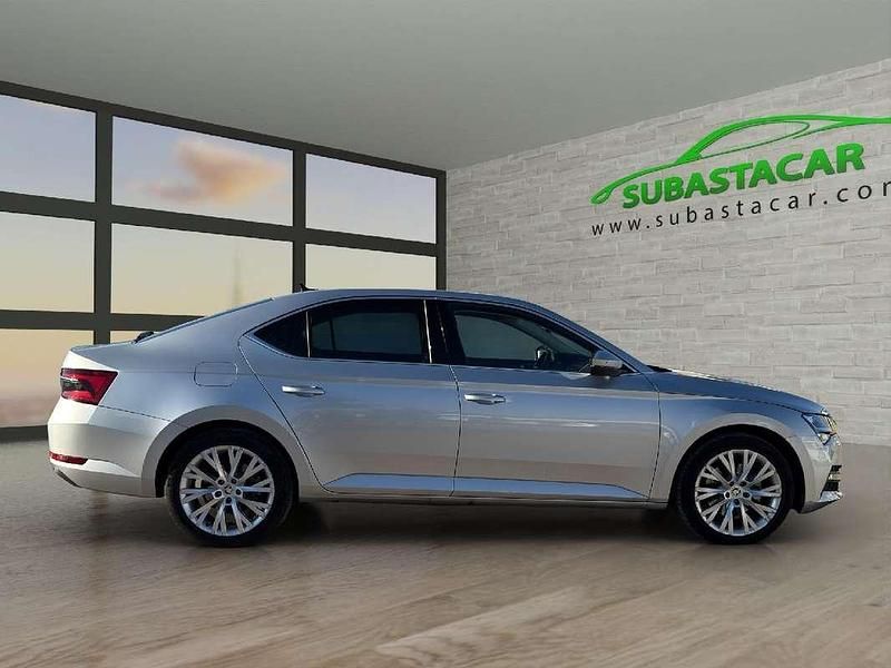 Usado Skoda Superb Style 218 CV (160 kW) 2021 Plateado Berlina