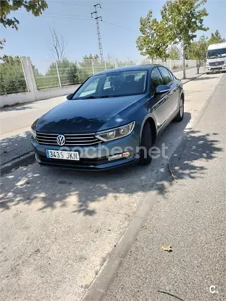 Usado VW Passat 120 CV (88 kW) 2016 Azul Berlina