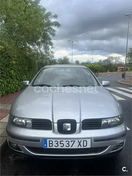 Usado Seat Leon 110 CV (80 kW) 2000 Gris / plata Utilitario