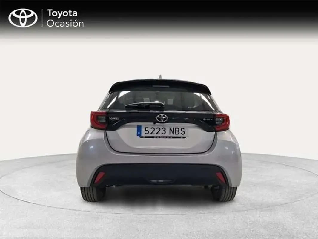 Usado Toyota Yaris Active 116 CV (85 kW) 2025 Plateado Utilitario