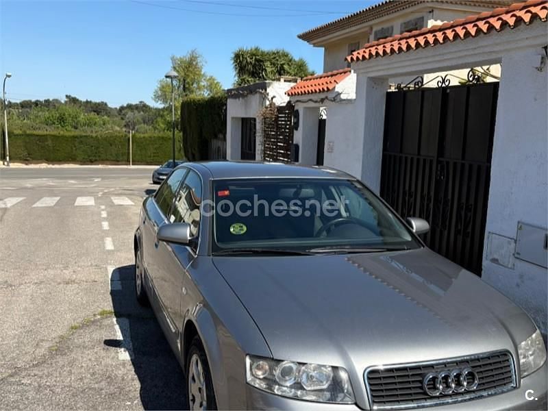 Usado Audi A4 130 CV (95 kW) 2002 Gris / plata Berlina