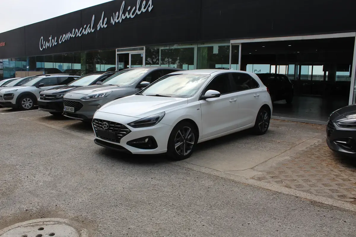 Usado Hyundai i30 120 CV (88 kW) 2023 Blanco Utilitario