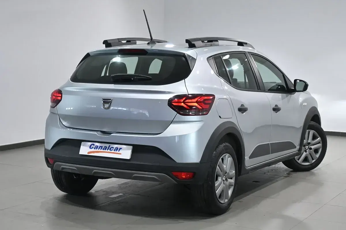 Usado Dacia Sandero Comfort 91 CV (66 kW) 2021 Gris plata
