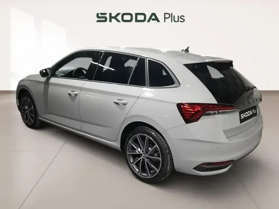 Usado Skoda Scala 116 CV (85 kW) 2025 Gris Utilitario