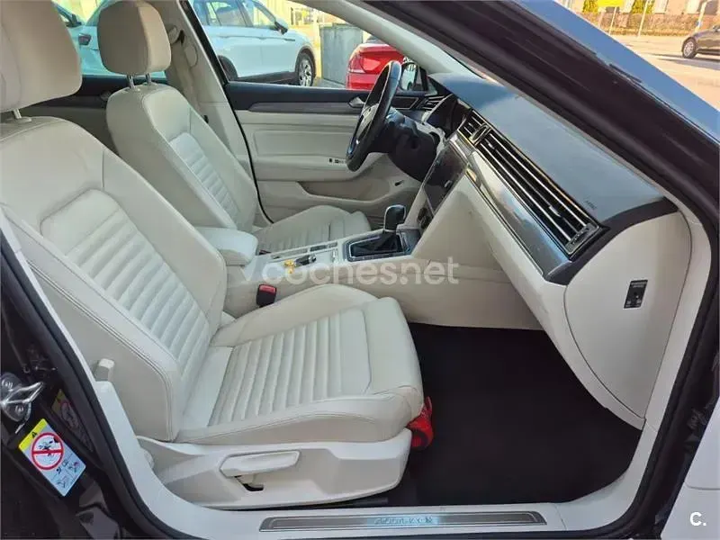 Usado VW Passat Alltrack 220 CV (161 kW) 2018 Gris / plata Familiar