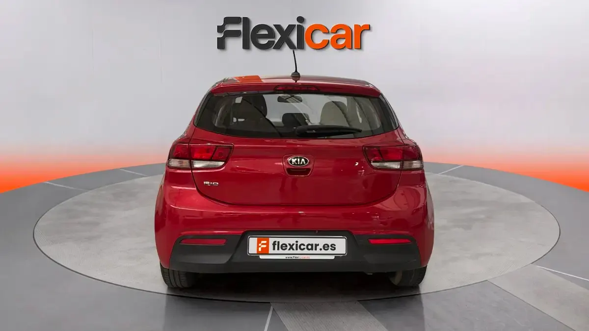 Usado Kia Rio 84 CV (61 kW) 2019 Rojo Berlina