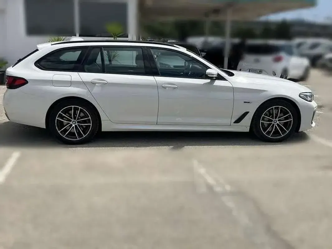 Usado BMW 530e Comfort Edition 292 CV (214 kW) 2022 Blanco Familiar
