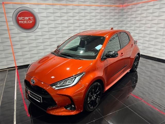Usado Toyota Yaris Hybrid Style 116 CV (85 kW) 2022 Naranja Berlina