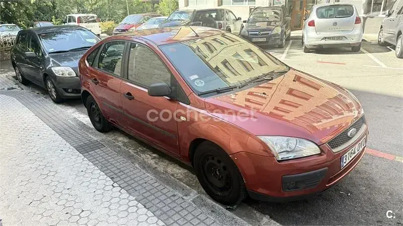 Usado Ford Focus Ghia 109 CV (80 kW) 2006 Granate Berlina