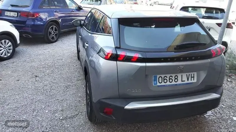 Usado Peugeot 2008 Active 110 CV (80 kW) 2021 Gris SUV