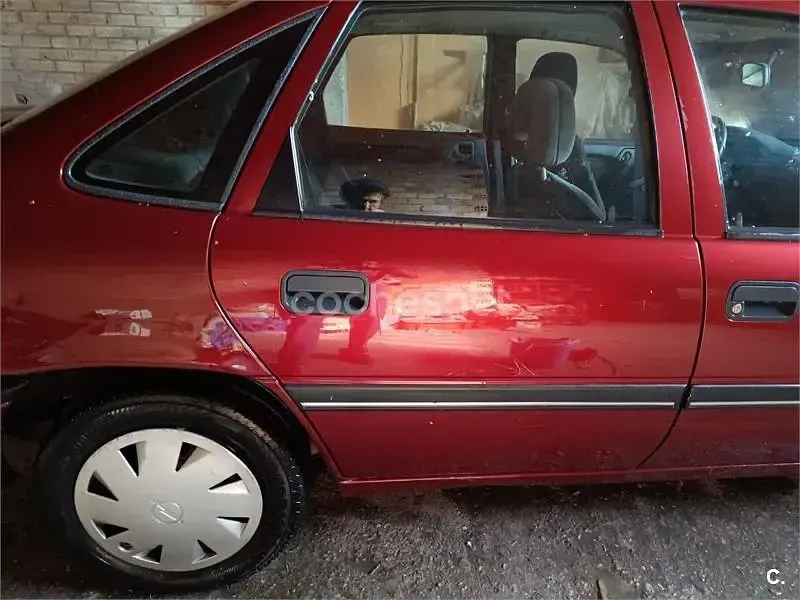 Usado Opel Vectra 116 CV (85 kW) 1991 Granate Utilitario