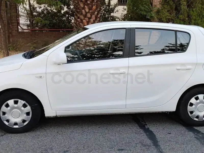 Usado Hyundai i20 85 CV (62 kW) 2012 Blanco Utilitario
