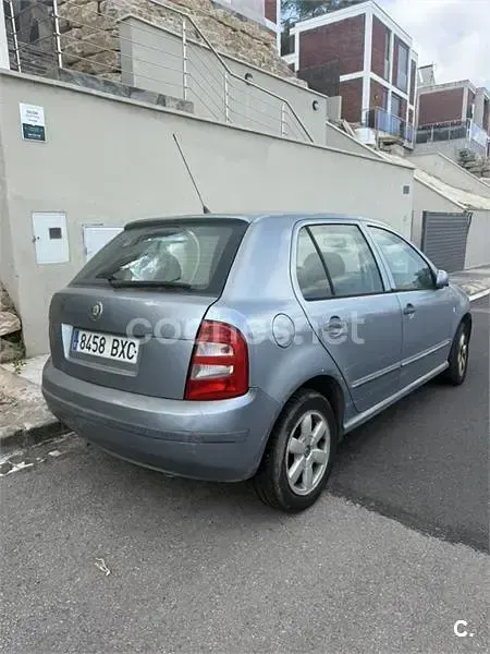 Usado Skoda Fabia Classic 64 CV (47 kW) 2002 Gris / plata Berlina