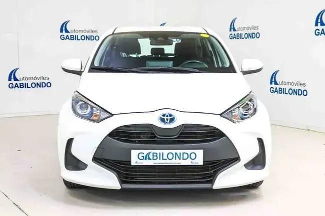 Usado Toyota Yaris Hybrid Active 116 CV (85 kW) 2021 Blanco Berlina