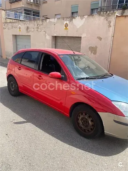 Usado Ford Focus Trend 100 CV (73 kW) 2004 Rojo Berlina