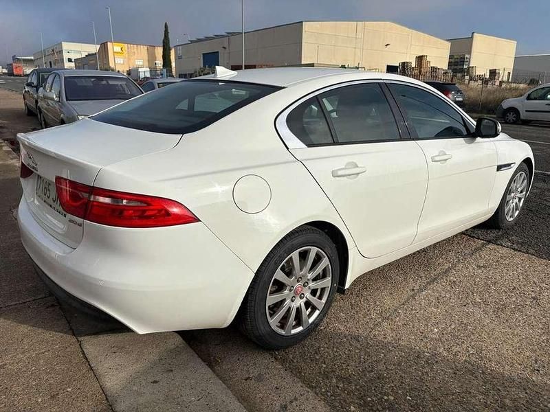 Usado Jaguar XE Pure 180 CV (132 kW) 2015 Blanco Berlina