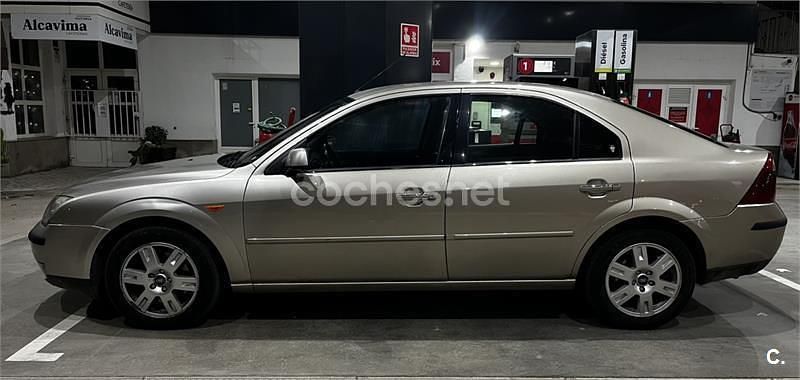 Usado Ford Mondeo Ghia 130 CV (95 kW) 2004 Beige Berlina
