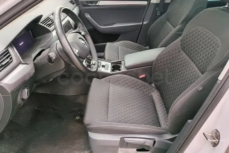 Usado Skoda Superb Ambition 150 CV (110 kW) 2023 Blanco Familiar