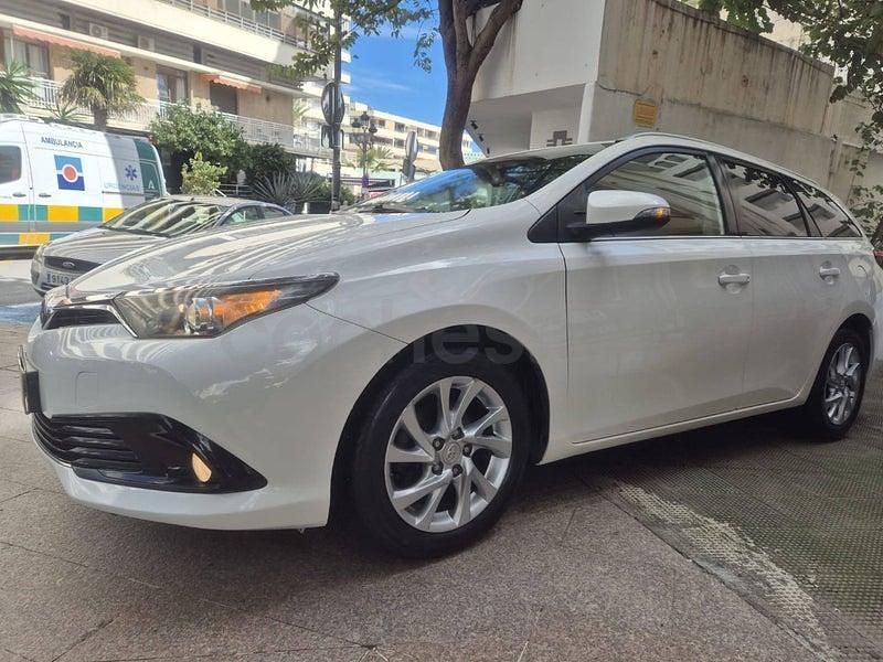 Usado Toyota Auris Active 112 CV (82 kW) 2015 Blanco Familiar