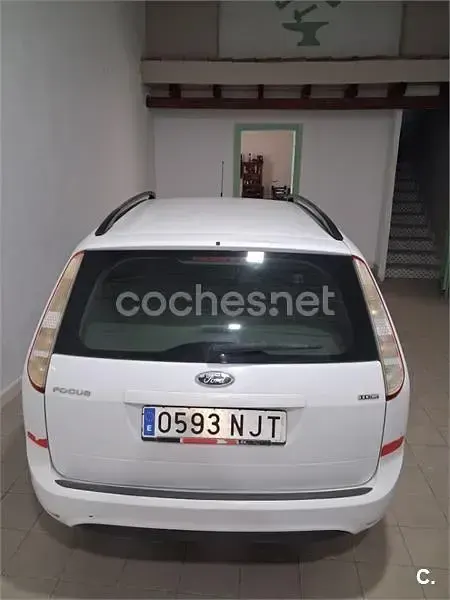 Usado Ford Focus Trend 109 CV (80 kW) 2010 Blanco Familiar
