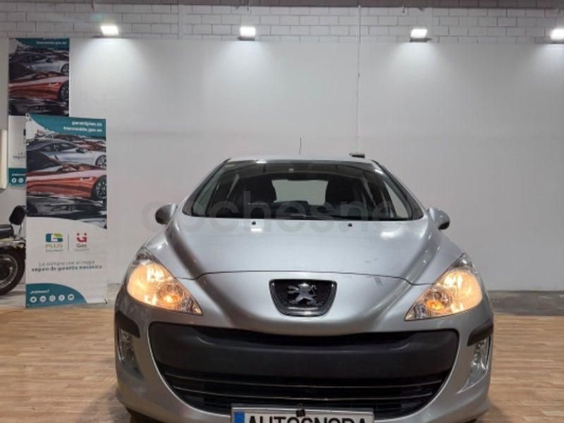 Usado Peugeot 308 Active 92 CV (67 kW) 2011 Gris / plata Berlina